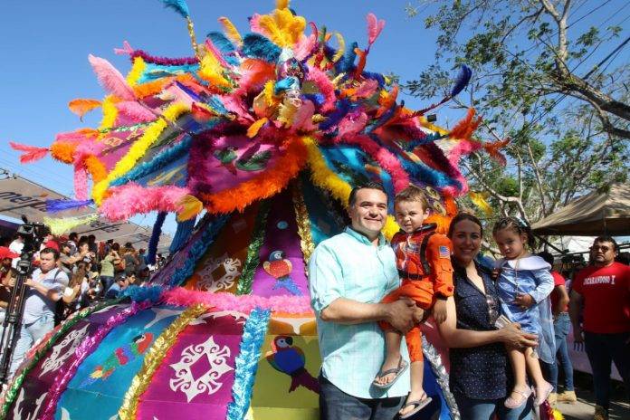 Turistas, encantados con el Carnaval