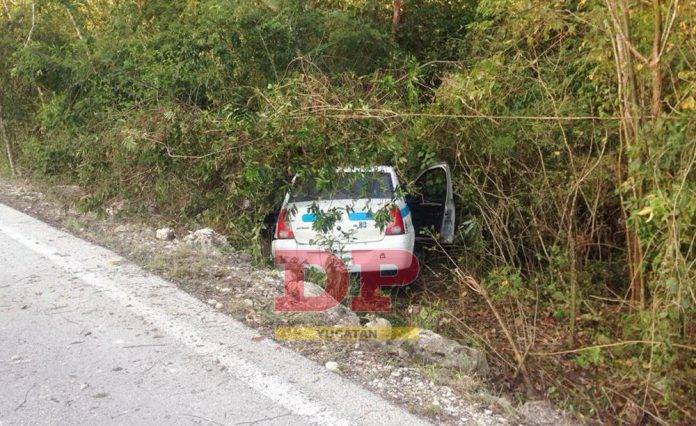 Guiador abandona su auto luego de salirse de camino