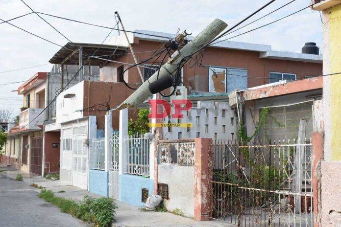 La patrulla impactó contra un poste, un predio y un auto estacionado.