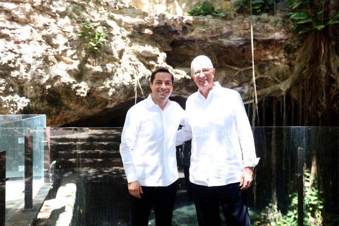 Mauricio Vila y Ricardo Salinas Pliego hacen gira de trabajo por Yucatán.