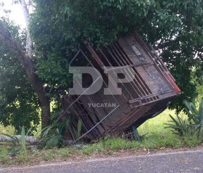 Camioneta se 'desbarata' en el camino y termina semivolcada