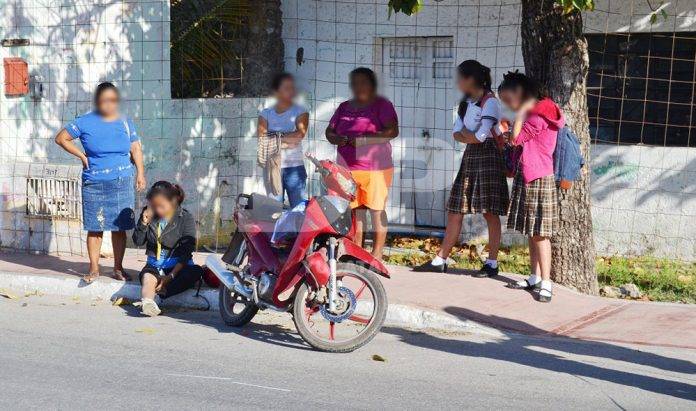 Motociclista derrapó para Noh atropellar a estudiantes distraídas