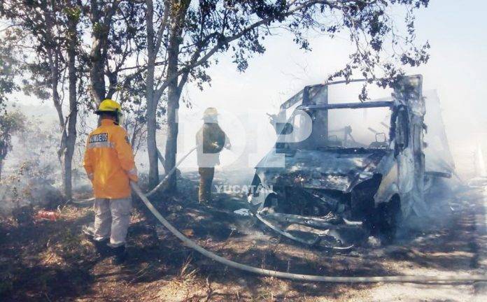 Camioneta queda como pan tostado por incendio