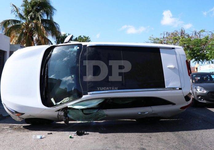 Detienen a mujer por chocar y volcar su camioneta en Francisco de Montejo