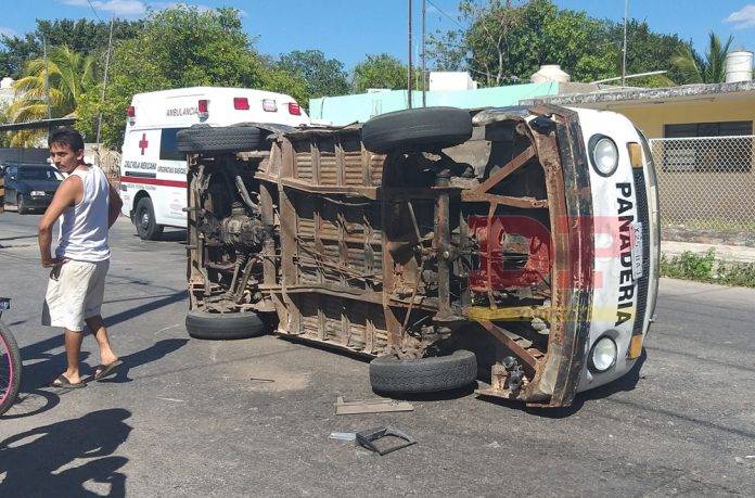 Golpe certero hace volcar y girar una Combi