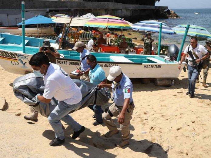 Se bañaban en el mar y de pronto… un cadáver salió a flote