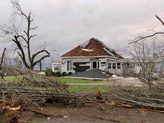 Tornado destroza casas y deja al menos 23 muertos en EU