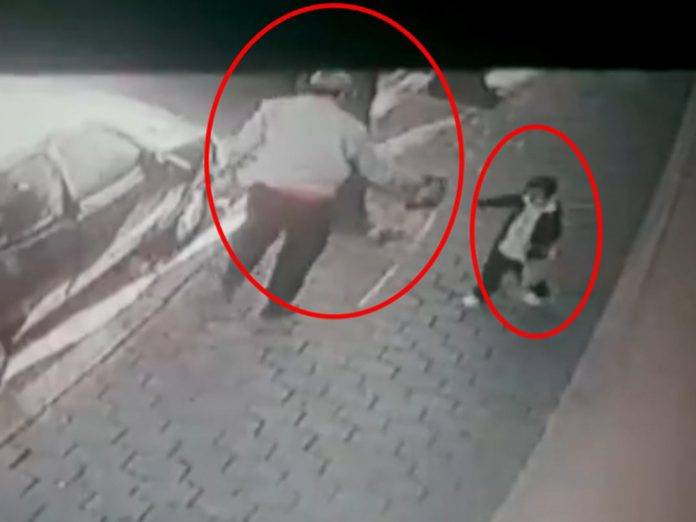 Ladrón le 'enseña' a robar a su chavito (video)