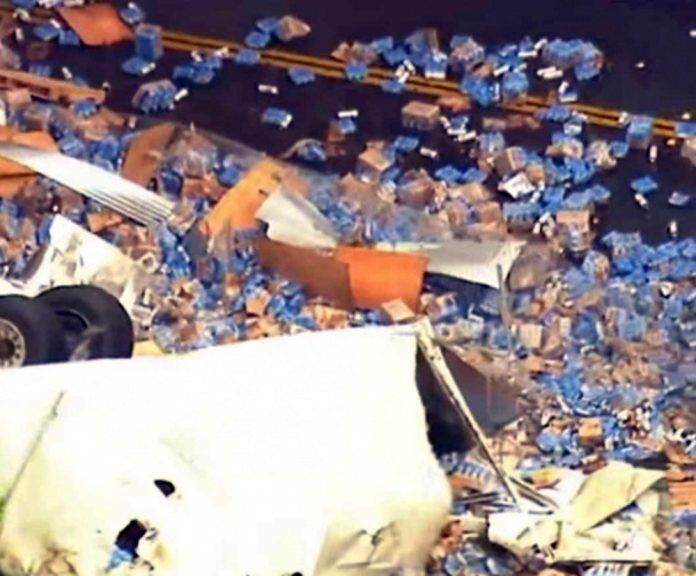 ¡Insólito! Tráiler cargado de cerveza vuelca y no hay rapiña... entérate porqué