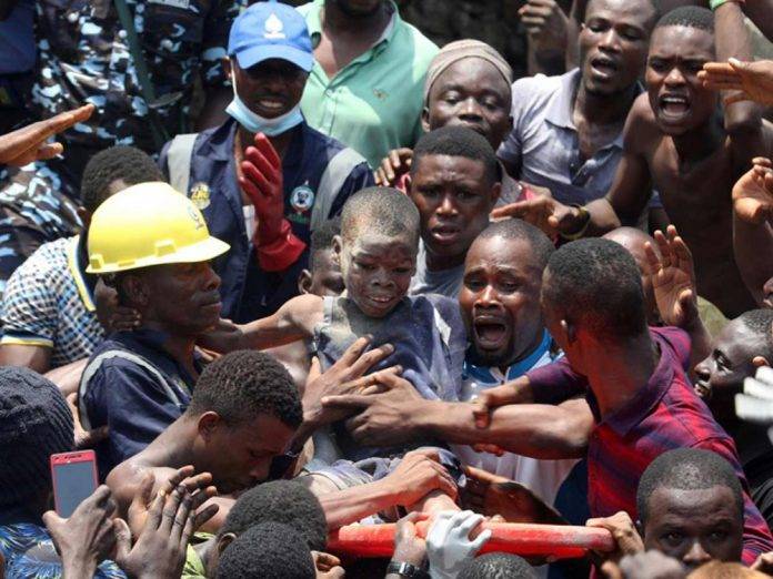 Se derrumba escuela en Nigeria; hay decenas de niños atrapados