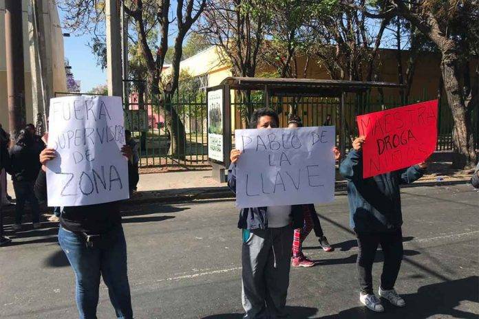 Acusan que maestra de drogar y maltratar a sus alumnos
