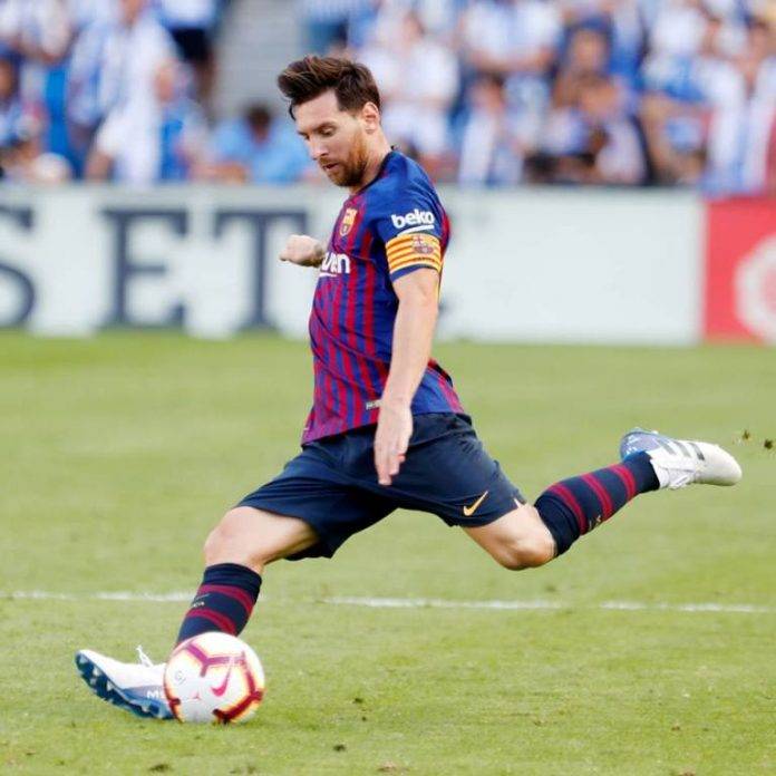 Messi hizo el primero de sus tantos con un efectivo cobro de tiro libre desde el borde del área a los 71 minutos.