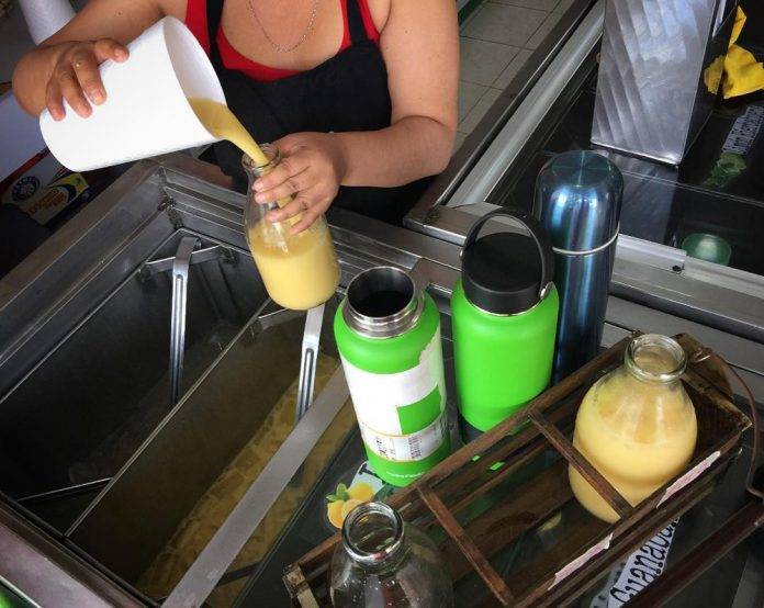 Famosa tienda de jugos hace descuento si llevas tu vaso