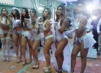 Sindicato celebra la expropiación petrolera con chicas con poca ropa Sindicato celebra la expropiación petrolera con chicas con poca ropa