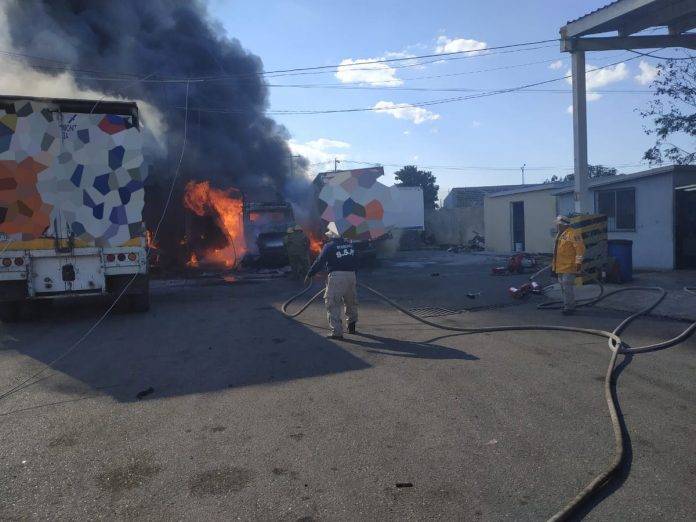 La oportuna intervención de bomberos y policías evitó que el incendio se volviera incontrolable.