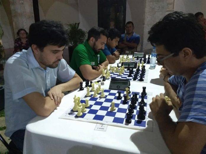 El evento en el patio del edificio central de la UADY convocó a 200 ajedrecistas.