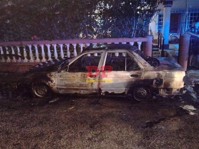 El incendio del auto despertó a vecinos, que llamaron a la policía y a los bomberos.