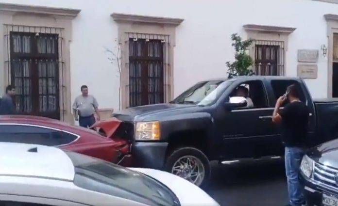 Nace #LadyCheyenne: despedaza auto de su pareja por ataque de celos (video)