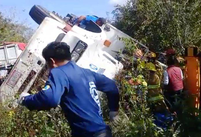 Vuelca una nave en la carretera Cancún-Mérida; rescatan vivo a prensado (Video)
