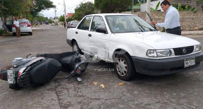 Por distraída, se pasa el alto y termina bajo un Tsuru