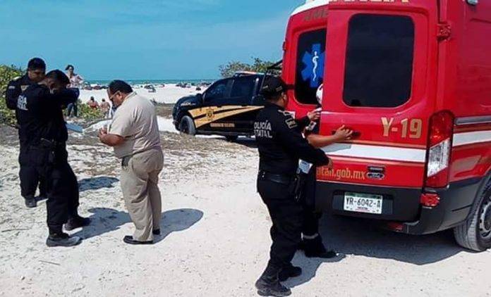 Por poco se los traga el mar en Chuburná Puerto