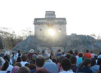 Llega el Sol puntual a su cita en Dzibilchaltún