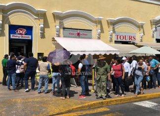 Largas filas para obtener un cono de helado gratis