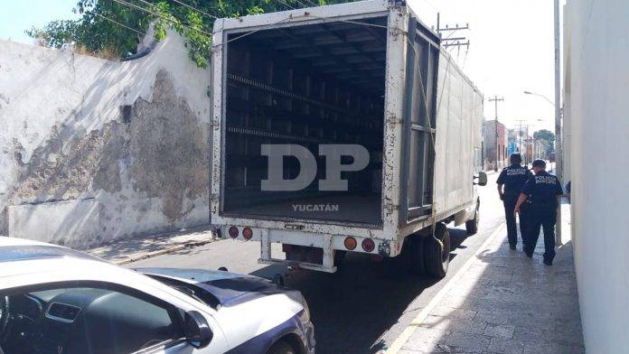 Reportan sospechoso camión abandonado y con puertas abiertas en el Centro