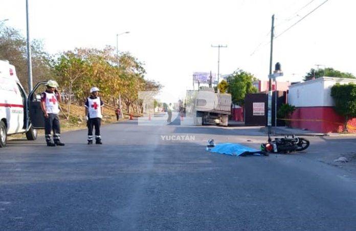 Joven motociclista muere aplastada por un volquete