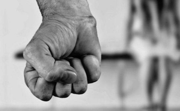 Abusó de sus tres hijas y embarazó a dos