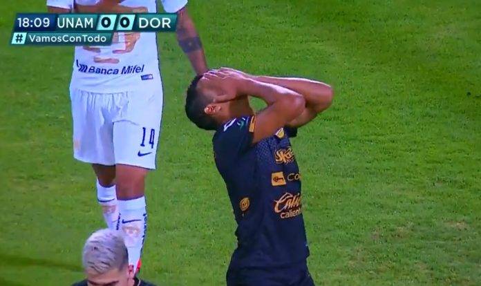 Luis Jérez se lamenta por el autogol que abrió el camino de Pumas al triunfo