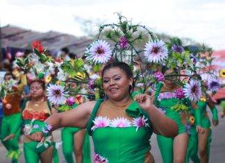 Miles y miles acuden a Batalla de las Flores Se estima que la asistencia al desfile de hoy ha sido de unas 150 mil personas