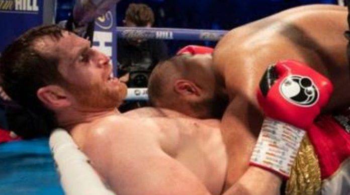 Boxeador británico muerde en la panza a su rival