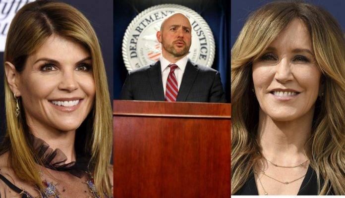 Actriz de Transamérica, Felicity Huffman (d), ahora resulta que es Trans-a. Ella fue arrestada junto con Lori Loughlin (i), de Full House