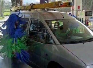 Más original no puede ser este disfraz de Carnaval (video) El innovador disfraz es obra de dos jóvenes del País Vasco.