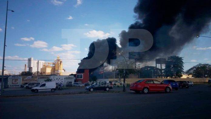 Bomberos llegaron pronto al incendio en el Anillo Periférico.