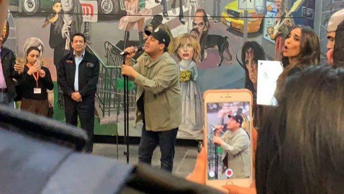 Julión Álvarez se disfraza de vagabundo y se echa un ‘palomazo’ en el Metro