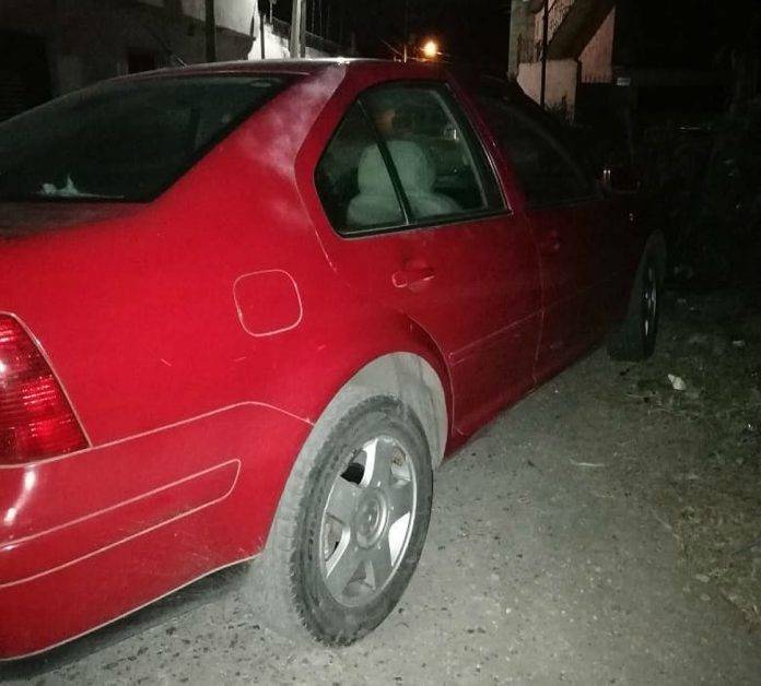 Tras haber matado a su madre, el joven huyó en el auto de su padre.