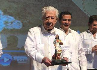 ‘Llueven más flores’ a López Tarso López Tarso con su mestiza, recibida de los organizadores de la Filey.