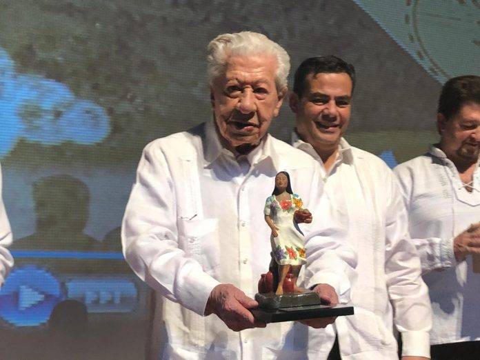 López Tarso con su mestiza, recibida de los organizadores de la Filey.