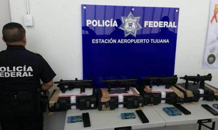 Detenido por llevar en su equipaje cuatro metralletas