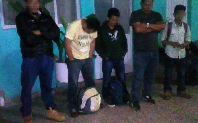 Aseguran a migrantes y arrestan a chofer que los transportaba