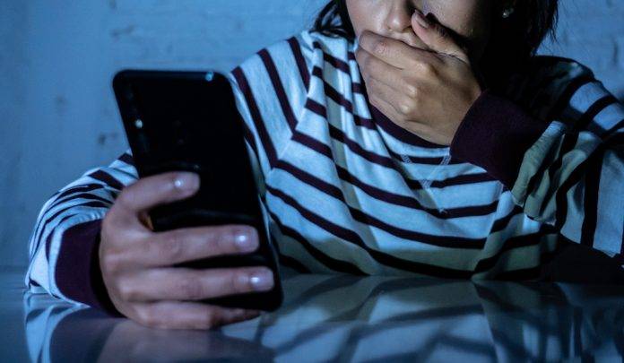Arrestado por amenazar a una joven con publicar su pack