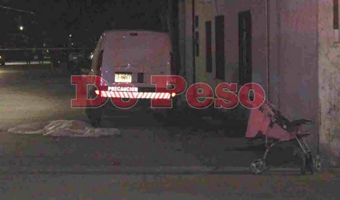 Acribillan a mujer que llevaba una bebé en la carriola (Video)