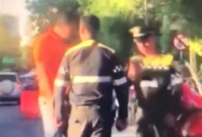 Se agarran a golpes policías y un guiador (video)