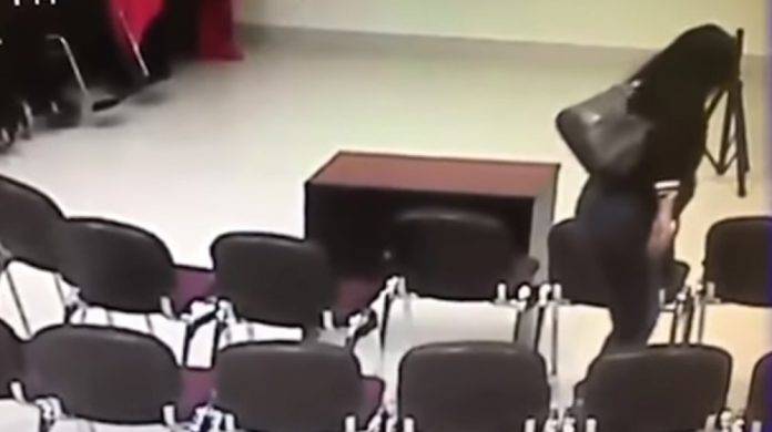 Regidora roba celular de un evento; ella lo niega a pesar del video