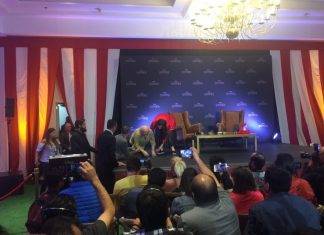 Se accidenta Danny de Vito en México en promoción de ‘Dumbo’ (video) De Vito tomó con muy buen humor su caída.