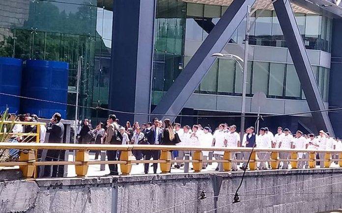 Godínez en fuga desalojan 2 edificios de Bancomer por amenaza de bomba