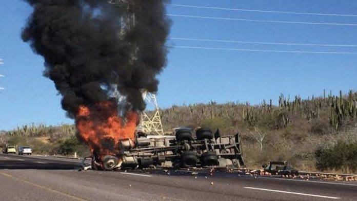 En el accidente se vieron involucrados un vehículo tipo Van, un tractocamión y uno más tipo pick up.
