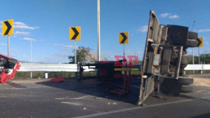 Tremendo susto se llevaron automovilistas al atestiguar la volcadura de un tracto camión en el Periférico de Mérida